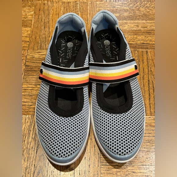 Cute light blue/grey B’zees in 9.5 US - Picture 1 of 7